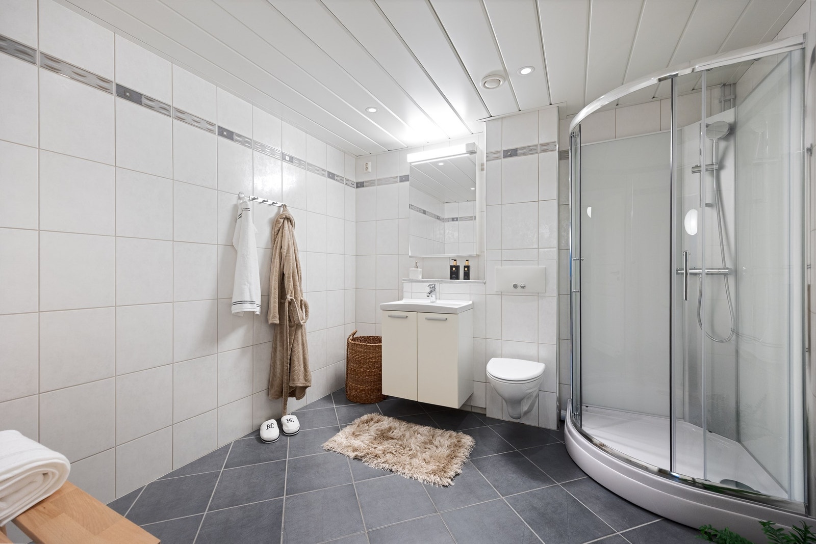 Pent og romslig bad på 7 kvm. Nytt dusjkabinett Galleribilde