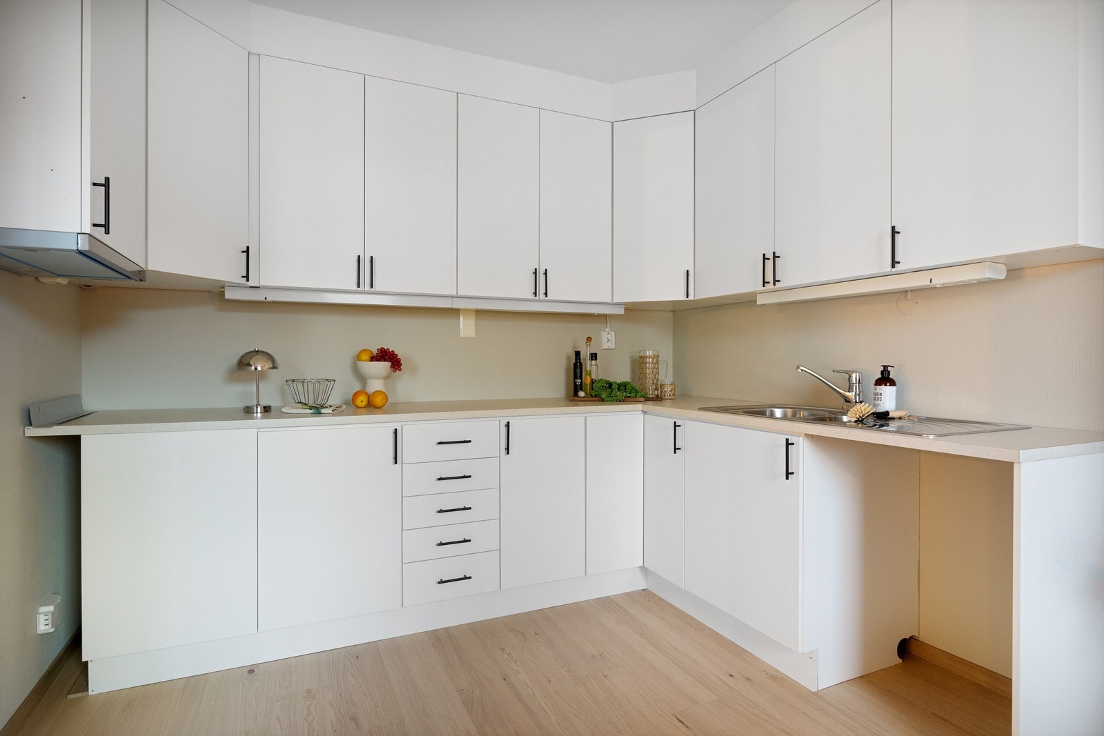 Tidløst og praktisk kjøkken med overskap til tak samt god skap- og benkeplass Galleribilde