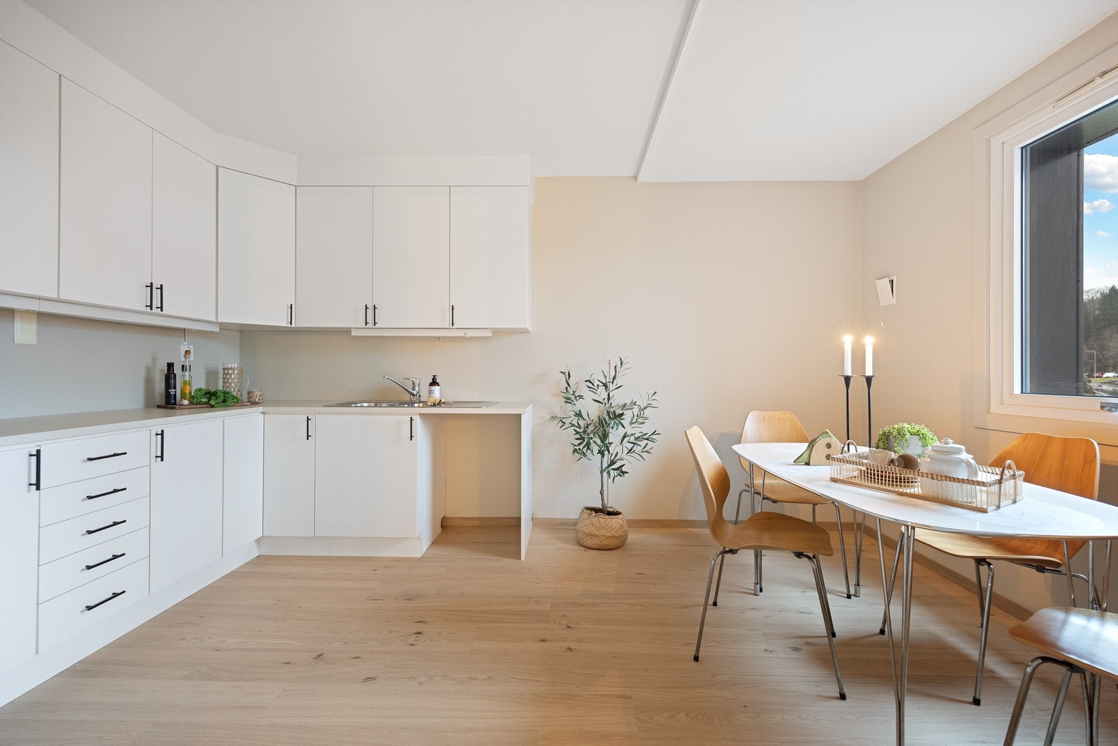 Kjøkken på ca. 12 kvm. med god spiseplass Galleribilde