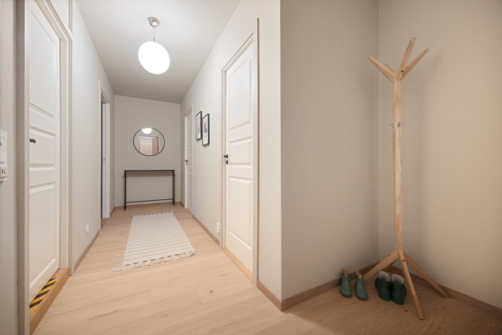 Romslig gang med god plass for av- og påkledning av sko og yttertøy Galleribilde