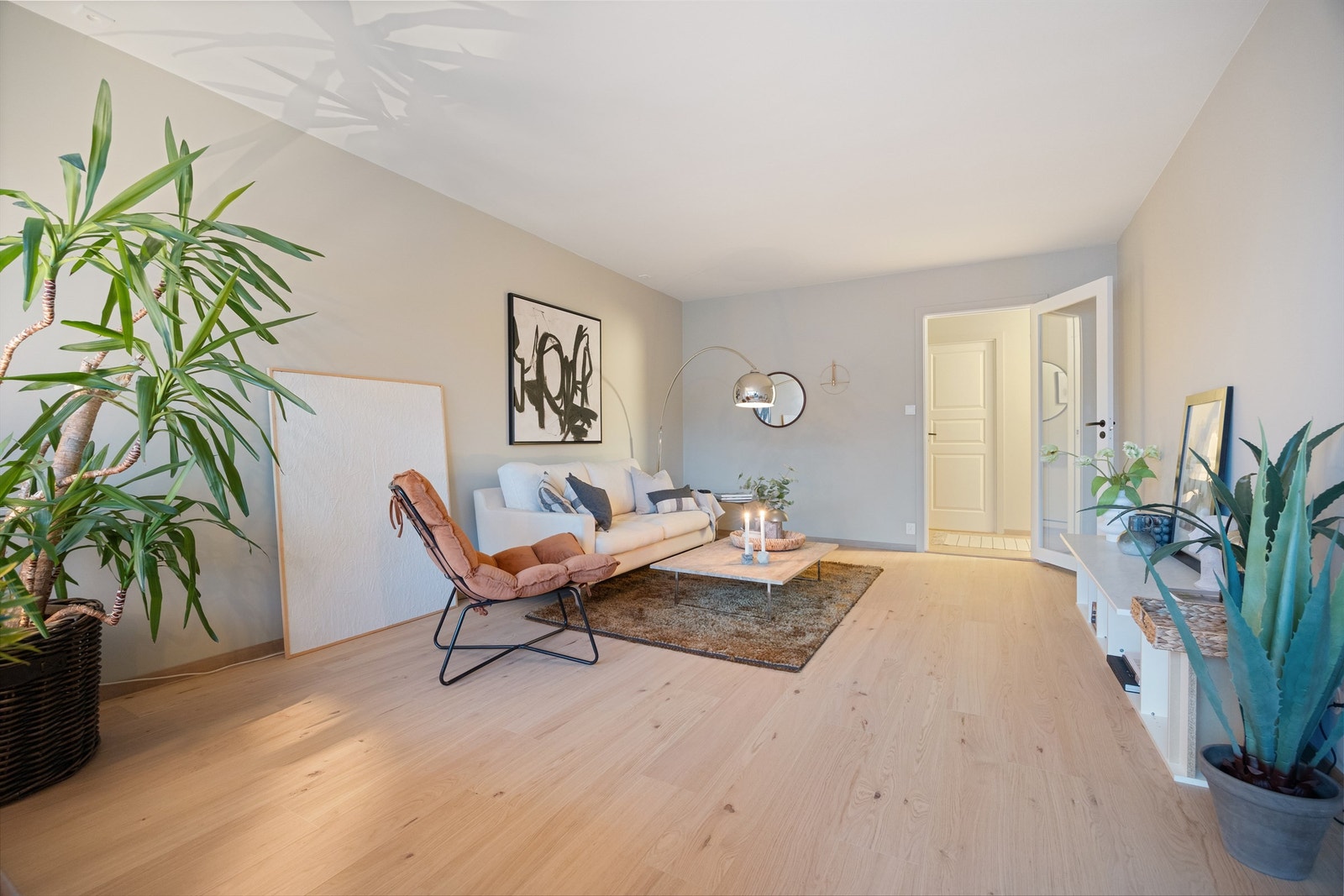 Innbydende og nyoppusset stue på ca. 20 kvm. med slette vegger og nytt gulv. Galleribilde