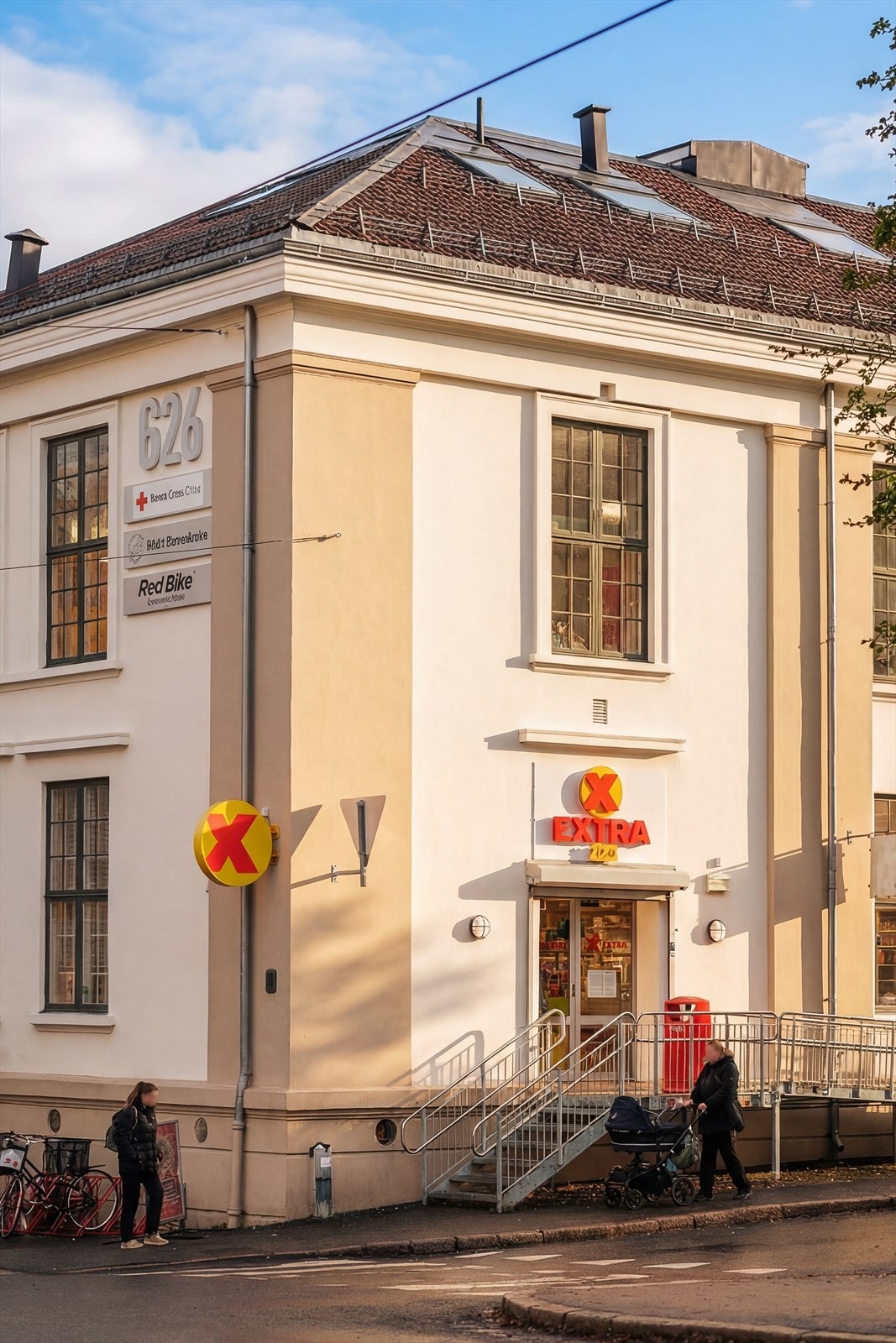 Coop Extra er en av mange butikker som ligger i leilighetens umiddelbare nærhet. Galleribilde