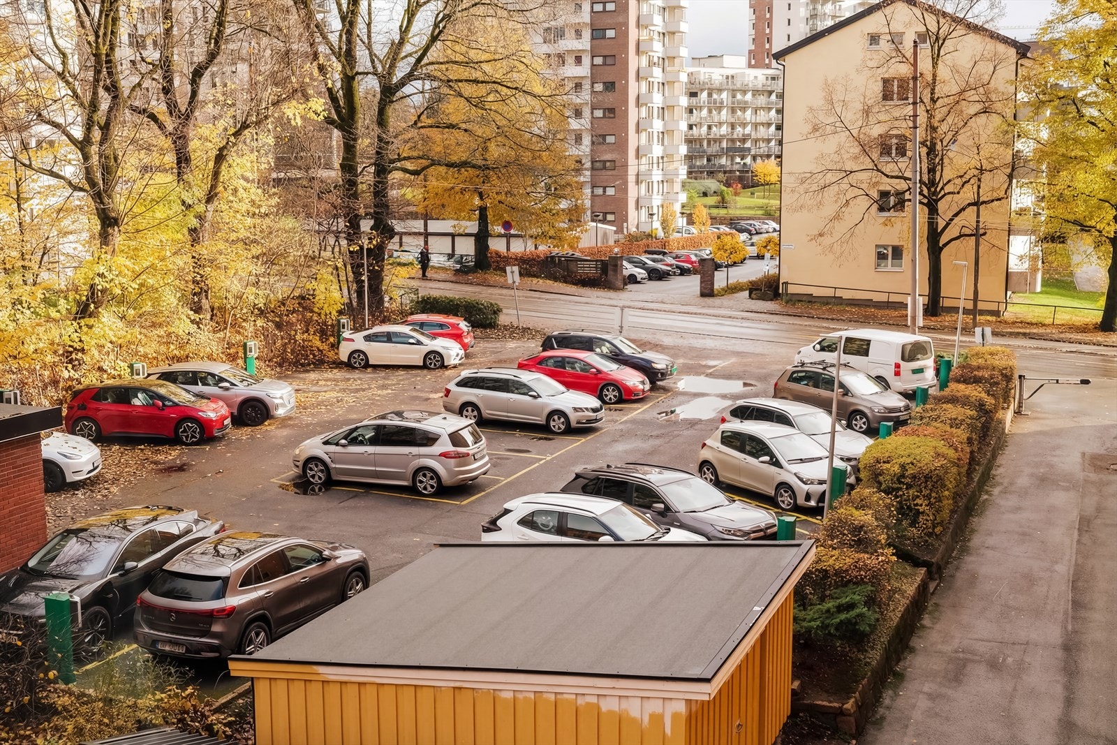 Borettslaget har 35 parkeringsplasser som leies ut etter venteliste, og disse følger ikke leiligheten ved salg. Leien er på 389,- pr. mnd, for parkeringsplass med elbillader Galleribilde