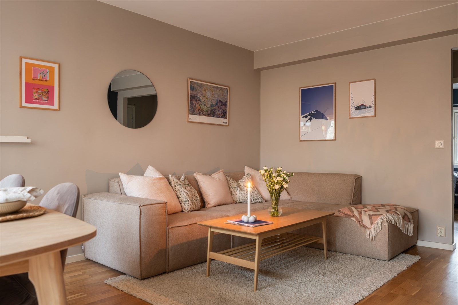 Stuen gir god plass og fleksibilitet til innredning etter eget ønske. Galleribilde