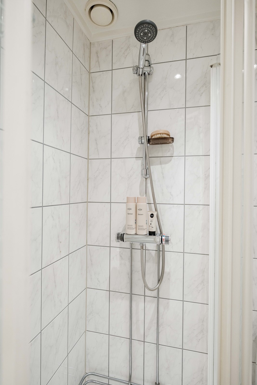 Gulvet på badet er utstyrt med varmekabler for ekstra komfort. Galleribilde