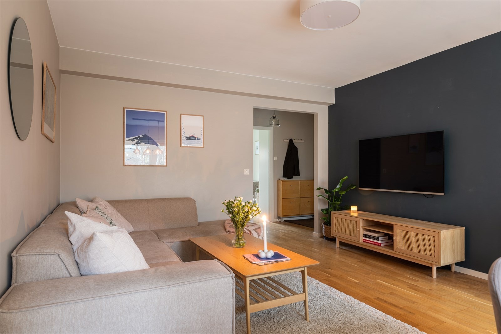 Leiligheten ligger i et rolig, men svært sentralt område på Storo, med kort gangavstand til Storo Storsenter, servicetilbud, treningssentre, gode turmuligheter og utmerkede kollektivforbindelser. Galleribilde