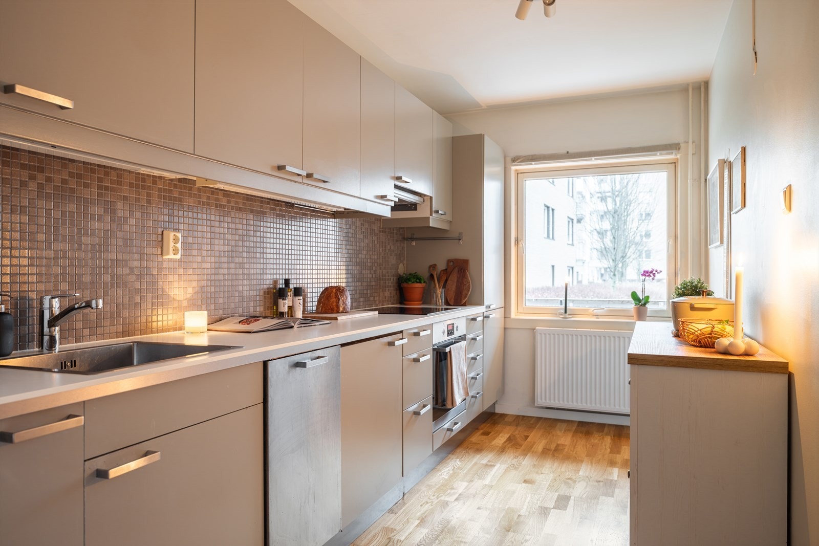 Romslig og separat kjøkken som har veldig godt med skap- og benkeplass. Galleribilde