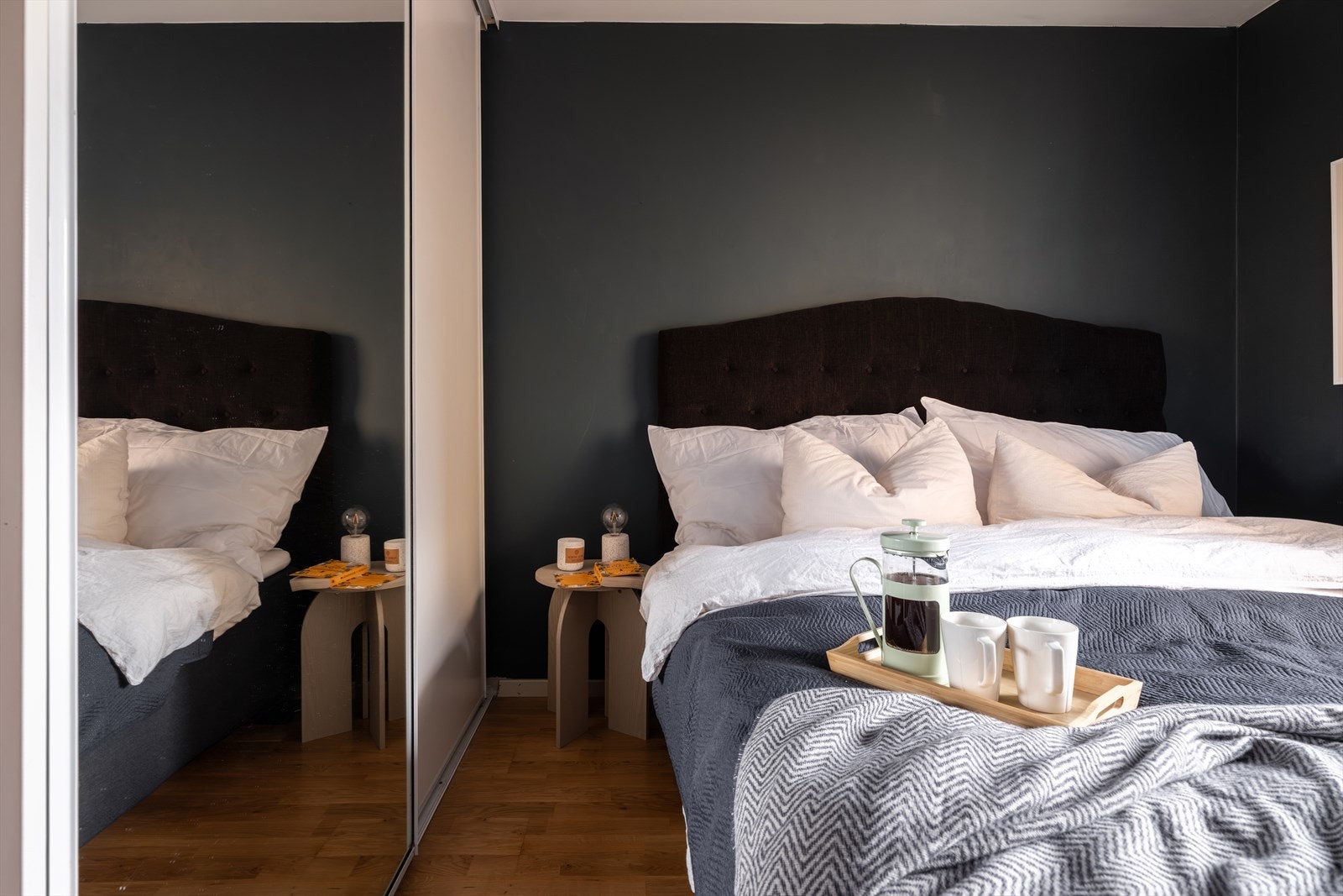 Her er det godt med plass til et lite nattbord ved siden av sengen. Galleribilde