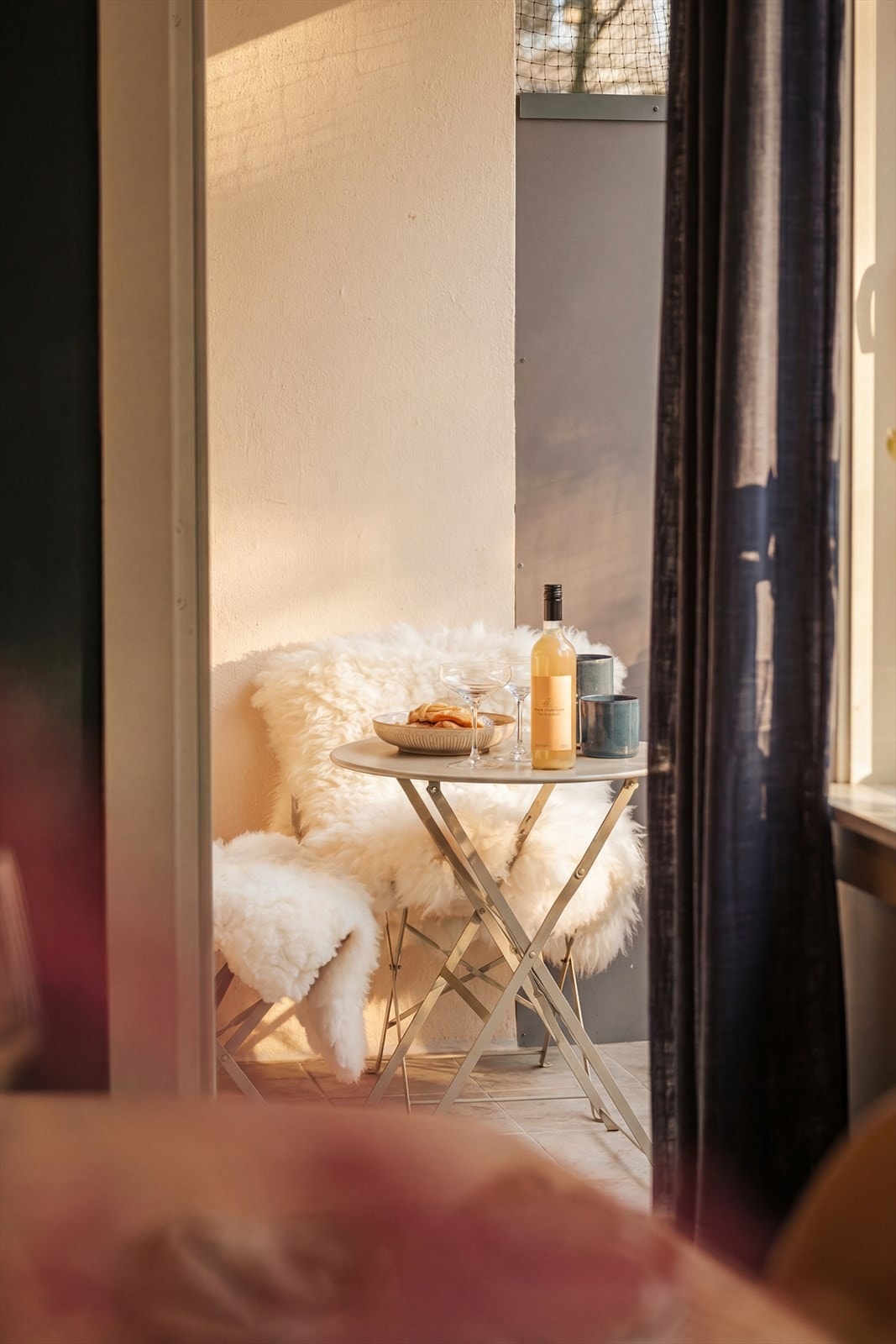 Fra stuen er det utgang til en vestvendt balkong med ettermiddagssol. Galleribilde