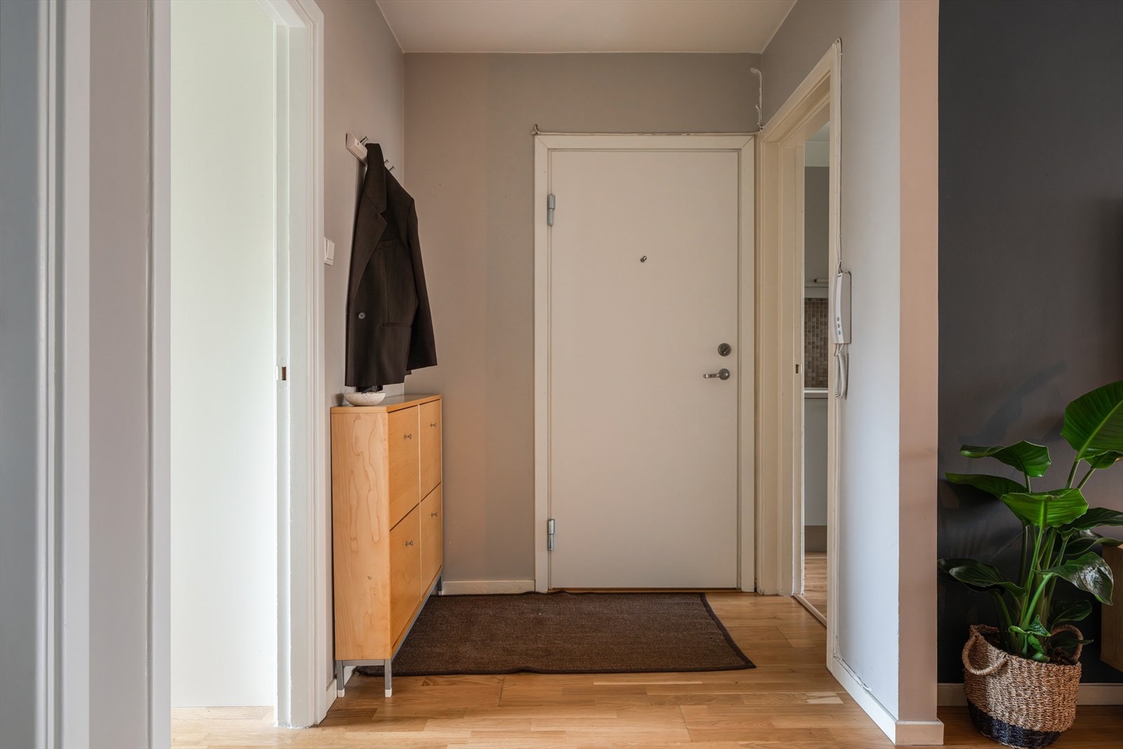 Innbydende og romslig entré med god plass til å sette seg fra sko og henge fra seg yttertøy. Galleribilde