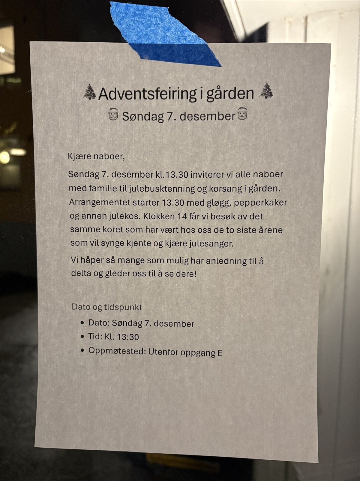 For den juleglade arrangerer borettslaget årlig julegrantenning med korsang i bakgården. En hyggelig seanse for å ringe julen inn. Galleribilde