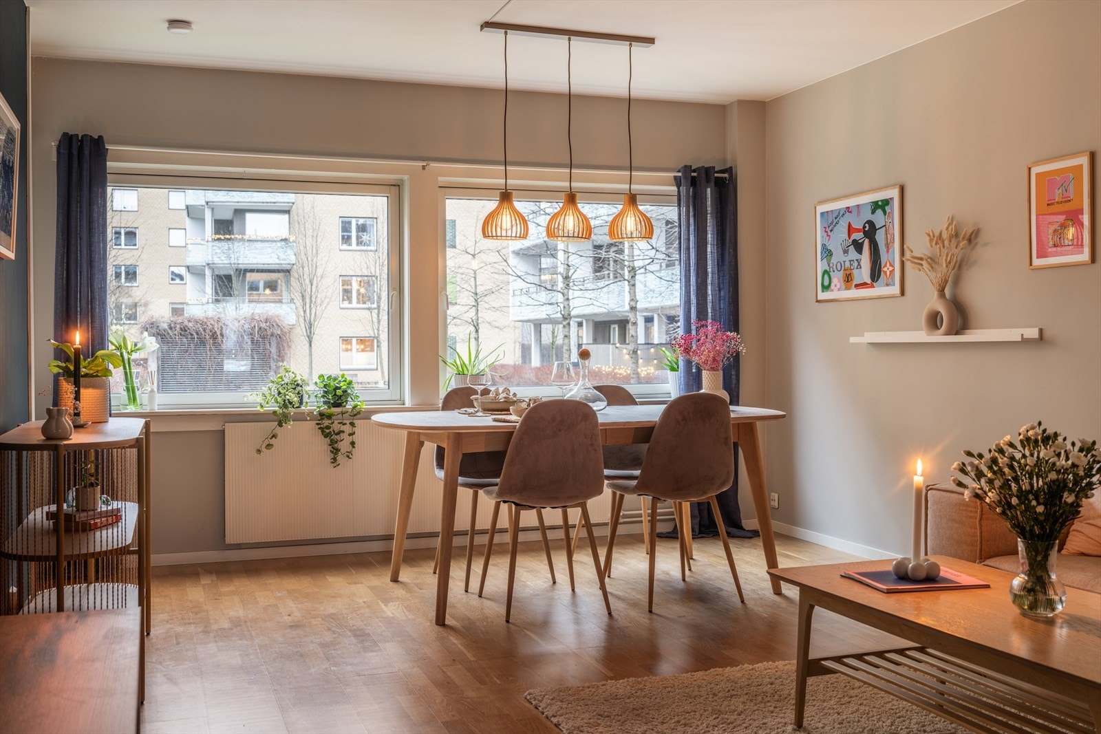 Her er det god plass til stort spisebord hvor du kan invitere venner og familie til hyggelige sammenkomster. Galleribilde