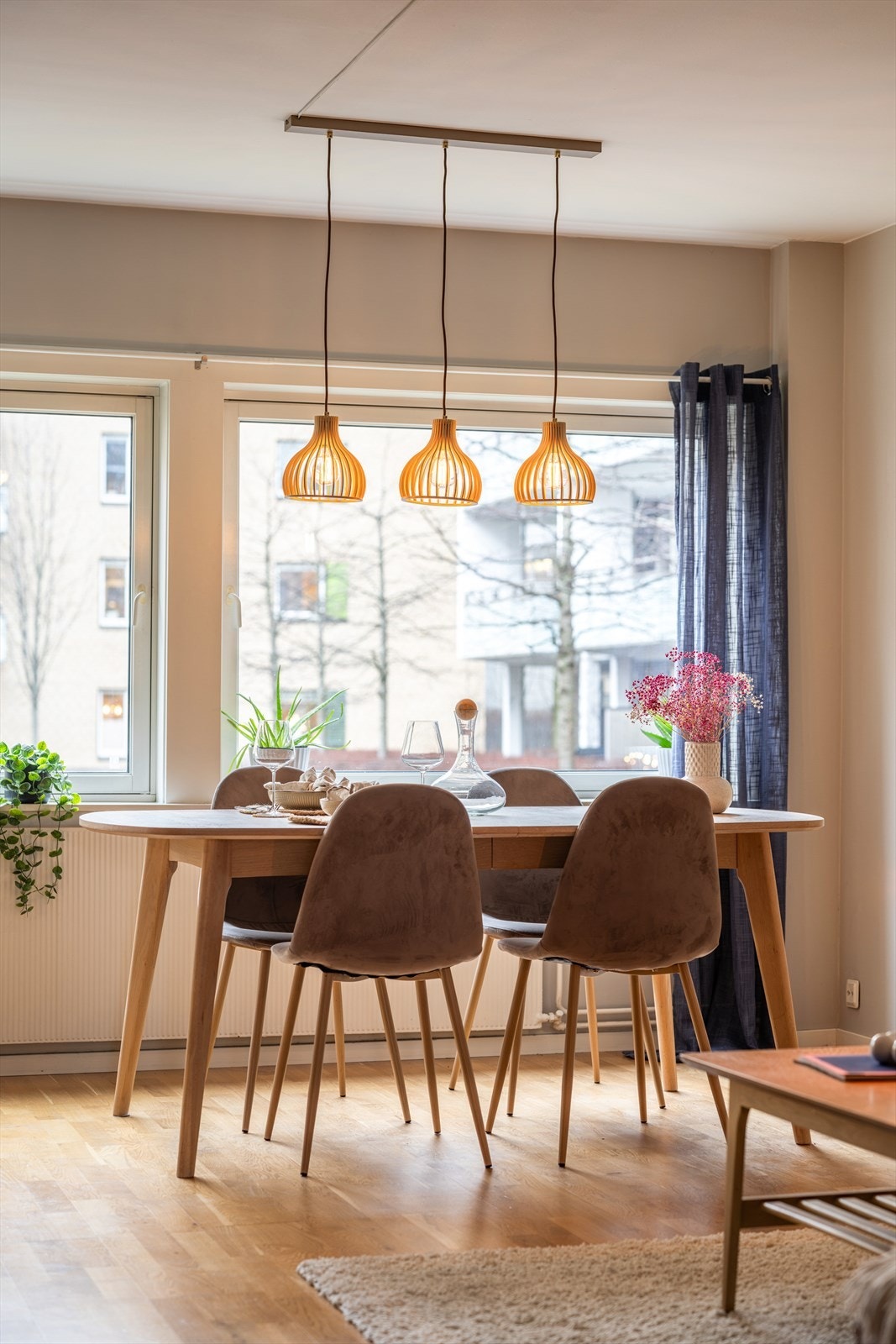 Store vindusflater gir boligen et luftig og lyst preg. Galleribilde