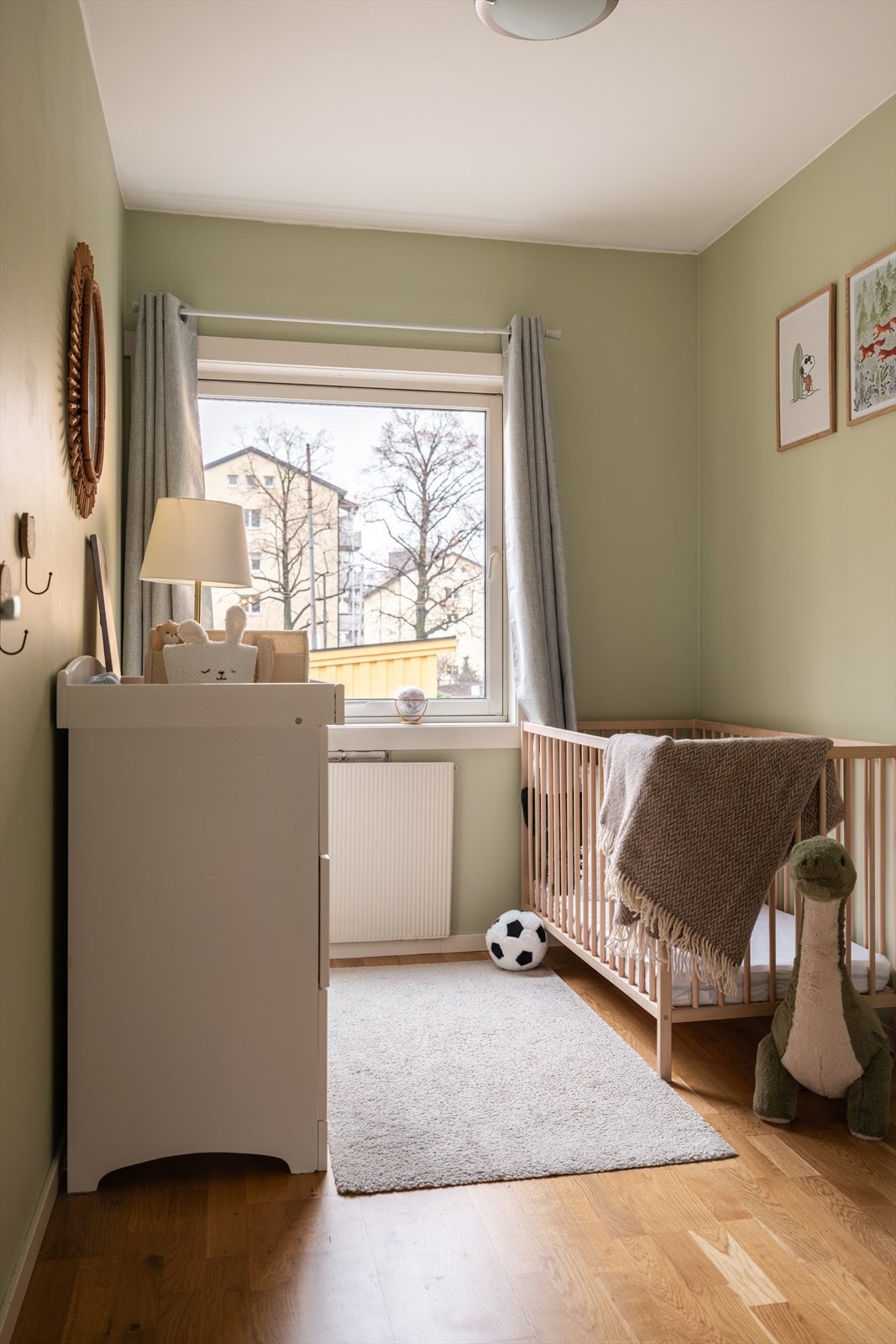 Soverom 2 er i dag innredet som et koselig barnerom Galleribilde