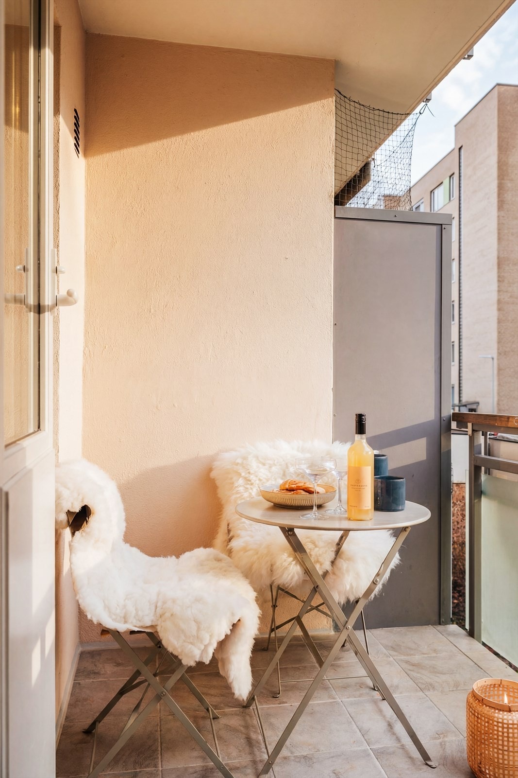 Balkongen vender mot rolig bilfrie gangveier med hyggelig beplantning. Galleribilde