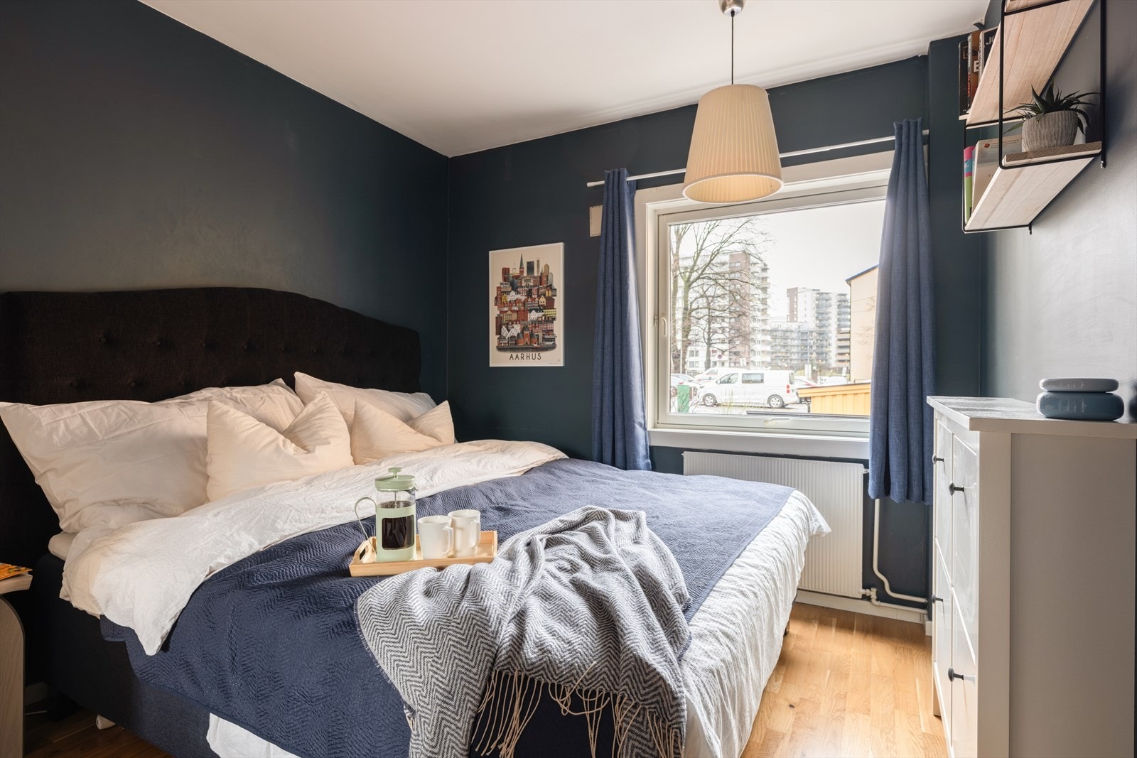 Hovedsoverommet er malt i lun farge og har plass til både dobbeltseng og nattbord Galleribilde