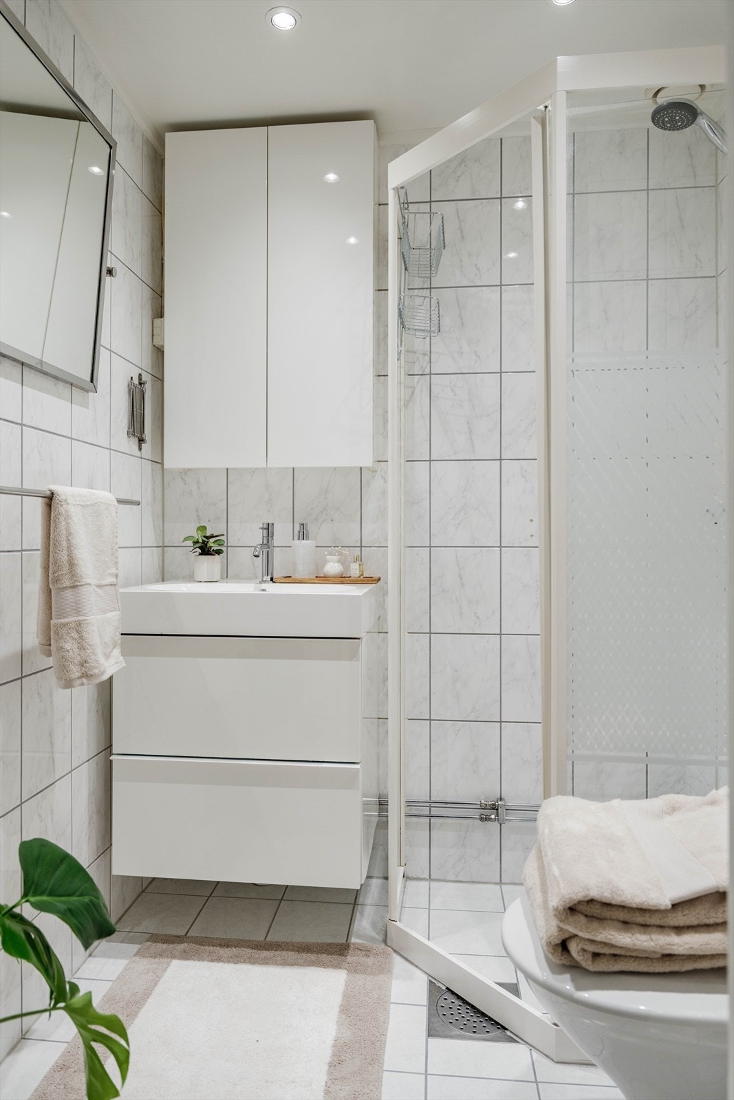 Leiligheten har et pent flislagt baderom som ble pusset opp i 2004 i borettslagets regi Galleribilde