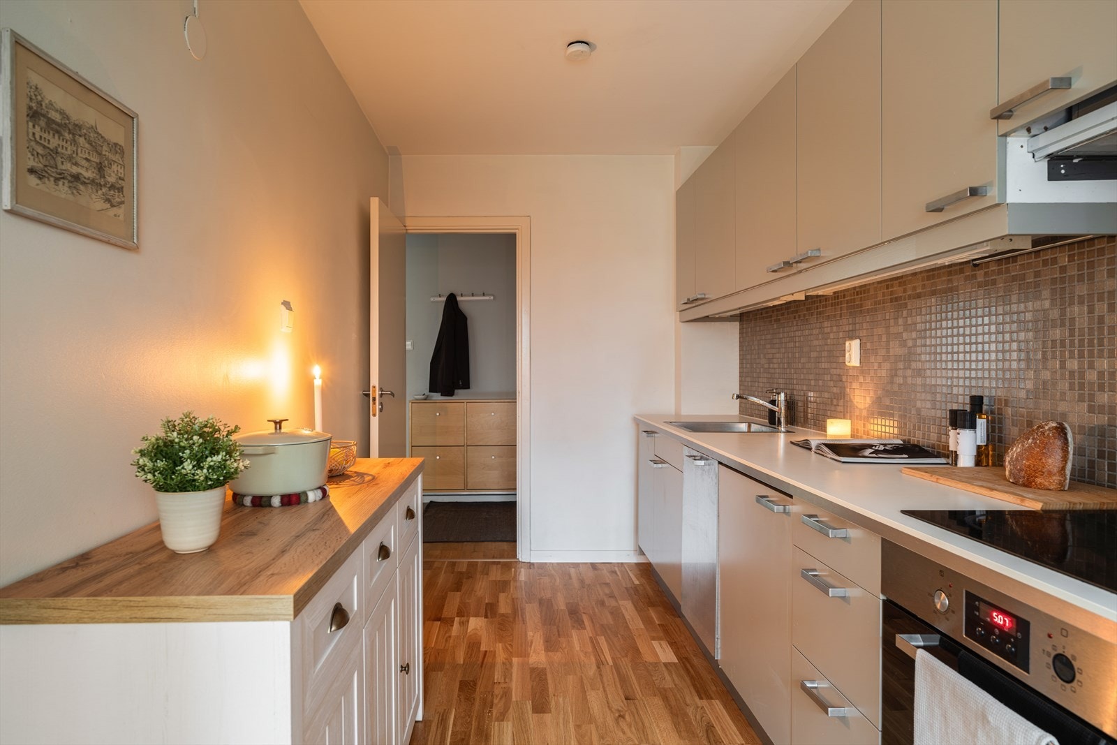 Parketten på kjøkkenet er fra 2023, induksjonstopp fra 2021 og ny radiator i 2020. Galleribilde