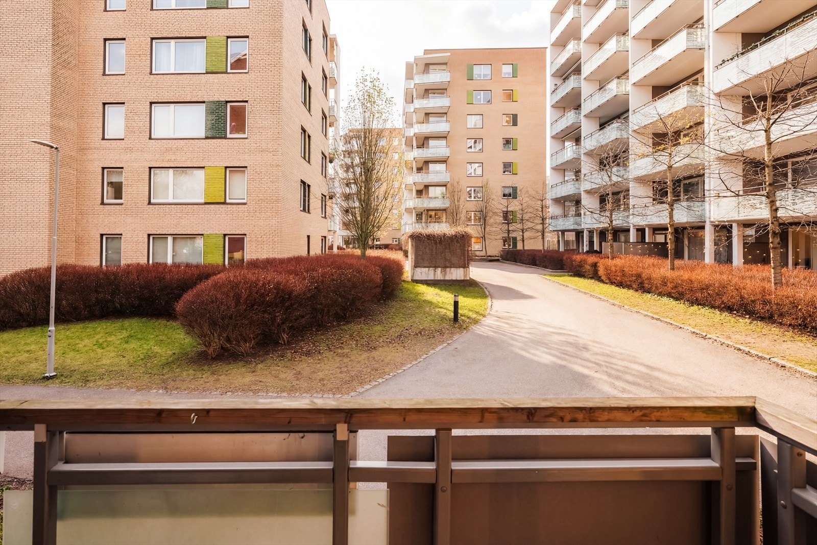Hyggelig utsyn over bilfri gangvei fra balkongen. Galleribilde