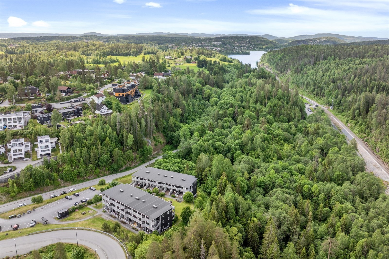 Fra leiligheten er det ikke langt til Gullhella togstasjon - perfekt for den som pendler til Oslo eller Drammen. Galleribilde