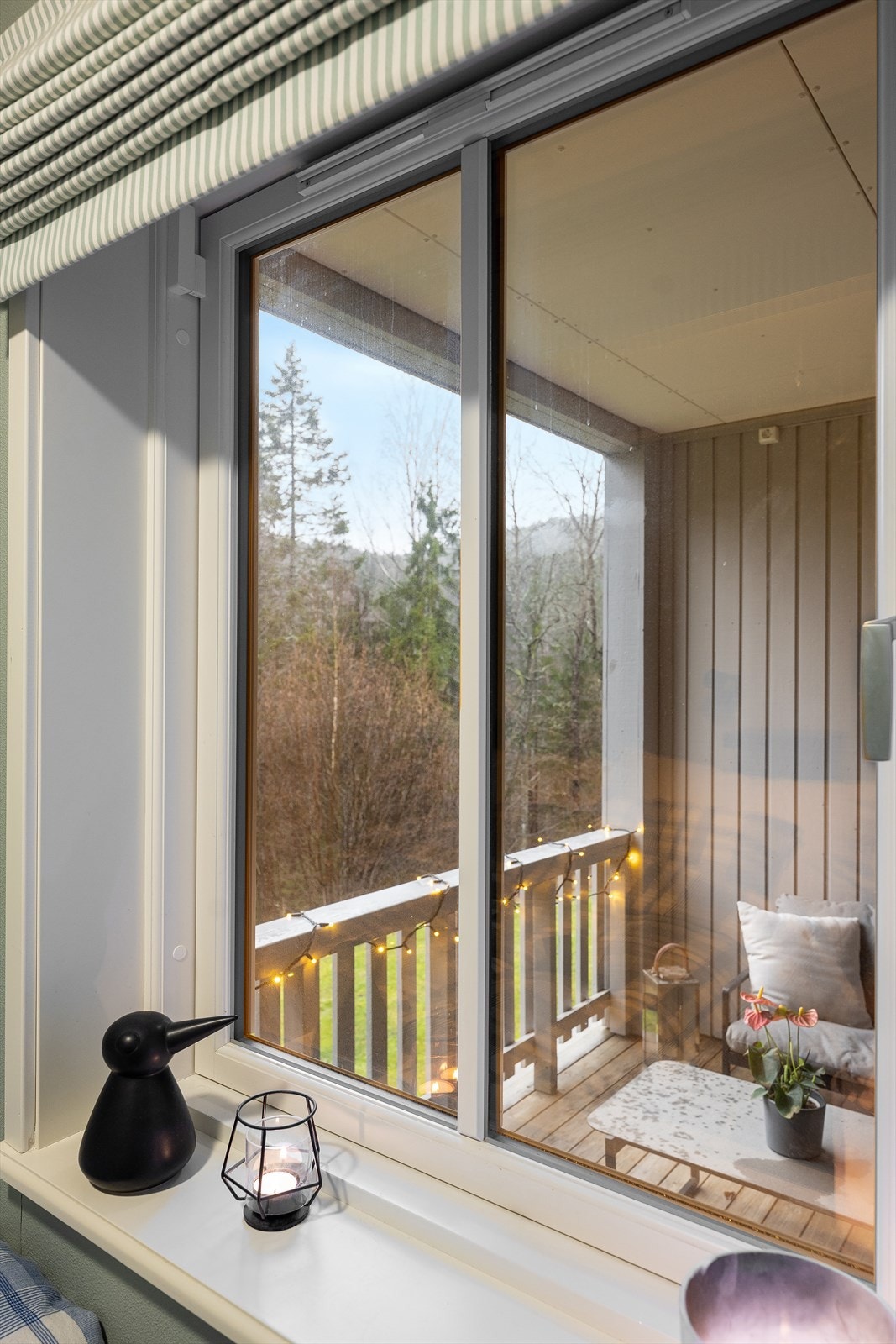 Fra soverommet er det vindu ut mot balkongen. Galleribilde