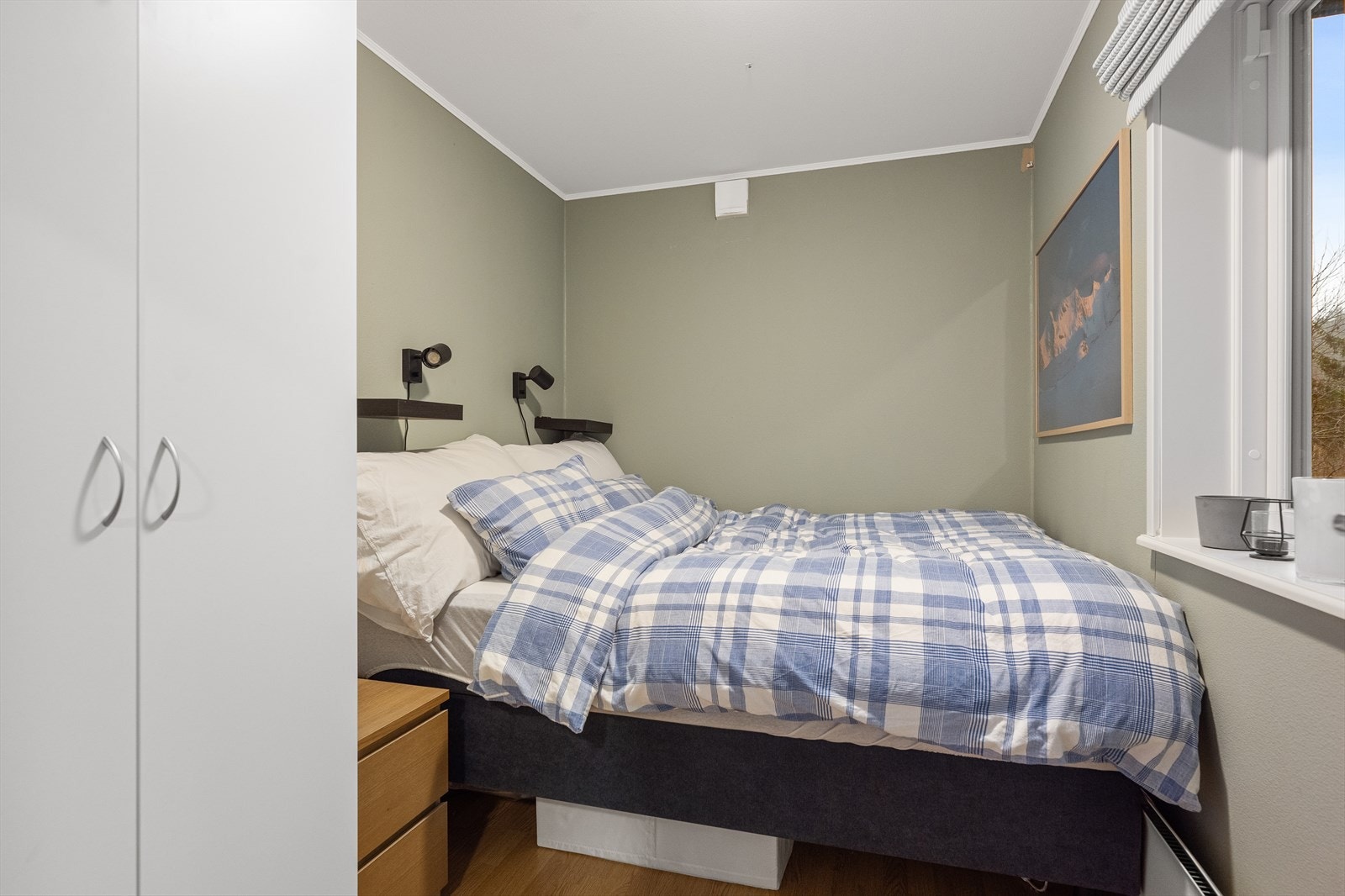 Soverommet i leiligheten har plass til dobbeltseng, nattbord og garderobeskap. Galleribilde