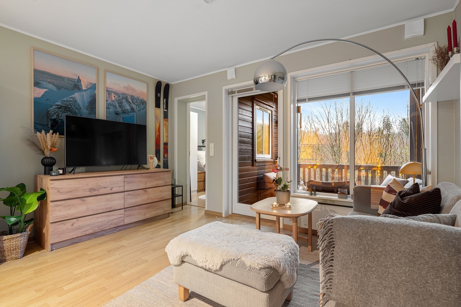 Denne 2-roms selveierleiligheten oppleves lys og luftig og har en svært effektiv planløsning. Galleribilde