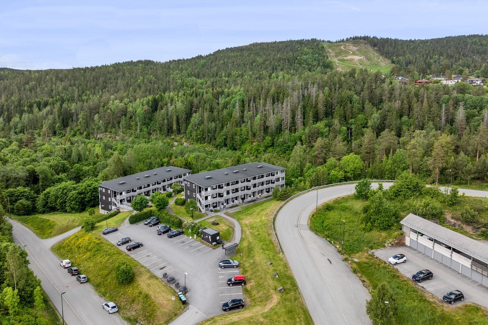 Det er kort vei til marka med fine lysløyper og turområder sommer og vinter. Vardåsen skisenter i bakgrunnen kan nås via lysløypen. Galleribilde