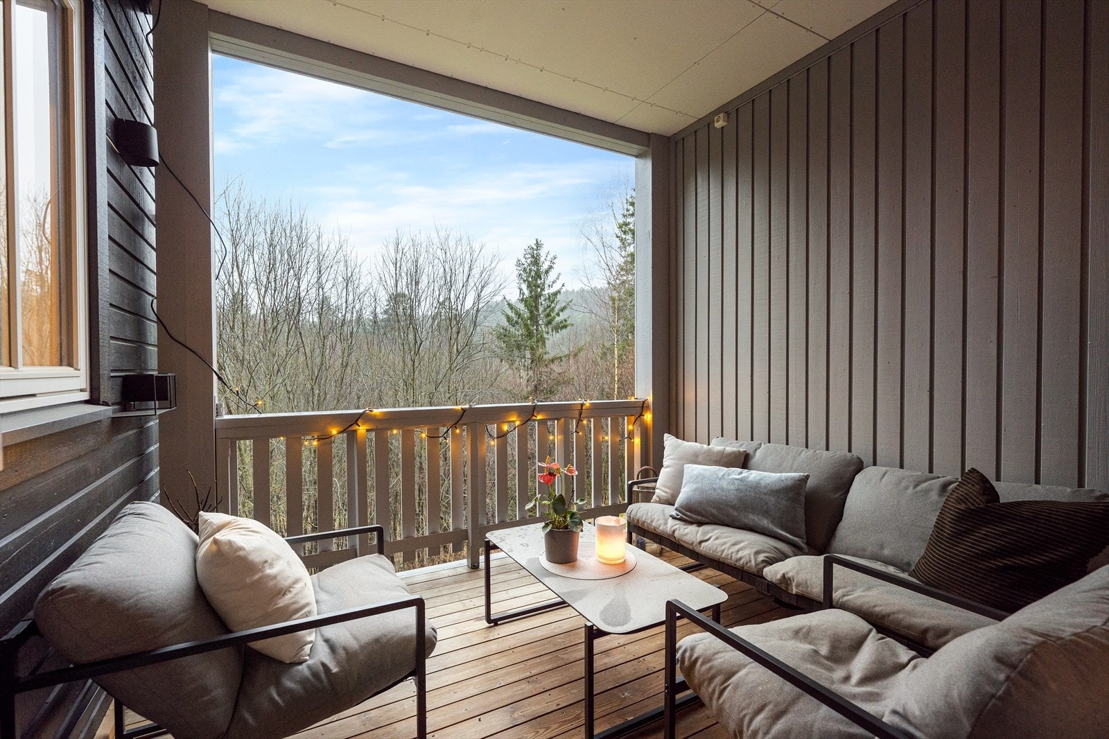 Balkongen blir en naturlig forlengelse av stuen når temperaturen tillater det. Her er det lunt og godt å sitte utover kveldene og sesongen. Galleribilde