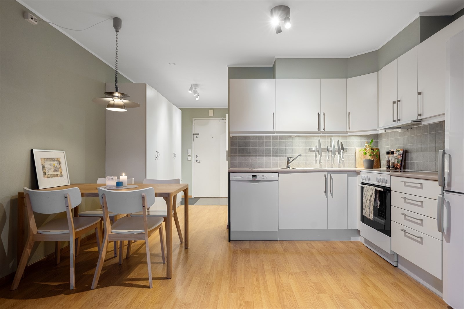 Praktisk og svært effektivt innredet kjøkken. Her er det god med skapplass og gode arbeidsflater. Galleribilde