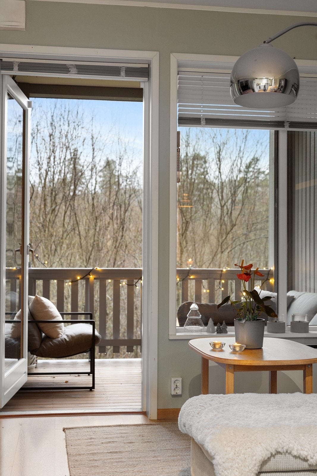 Fra stuen er det utgang til overbygget balkong uten innsyn. Balkongen er svært lun med vegger på begge sider. Galleribilde