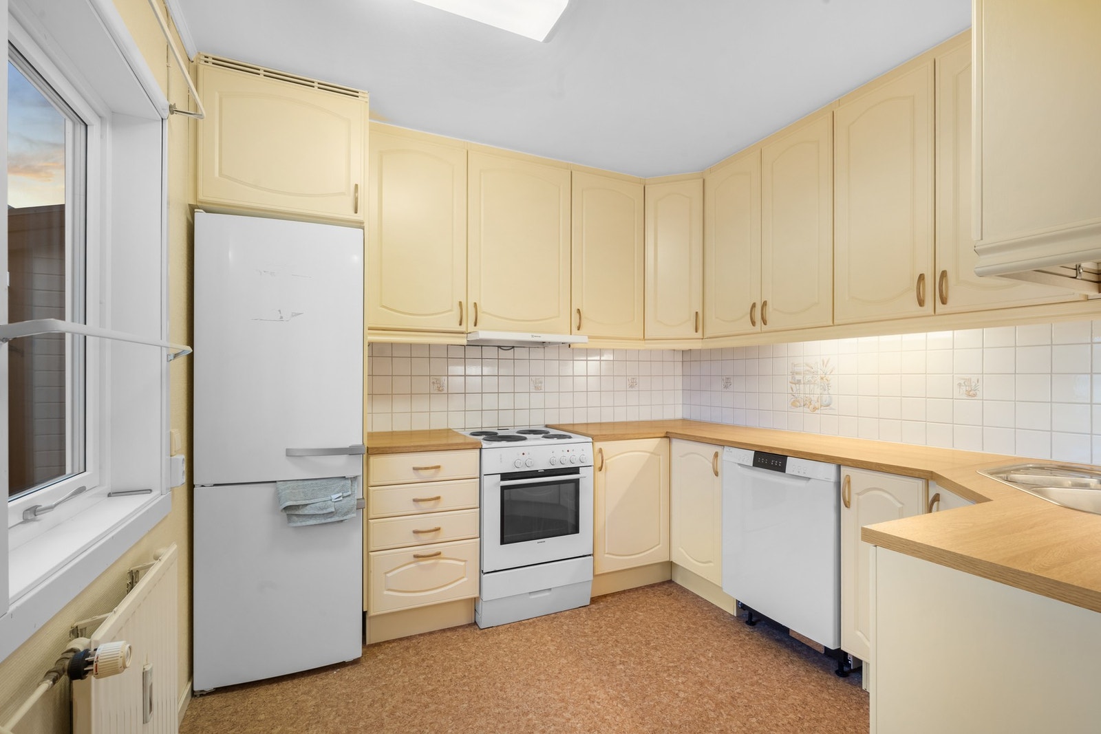 På kjøkkenet er det godt med skap og benkeplass Galleribilde