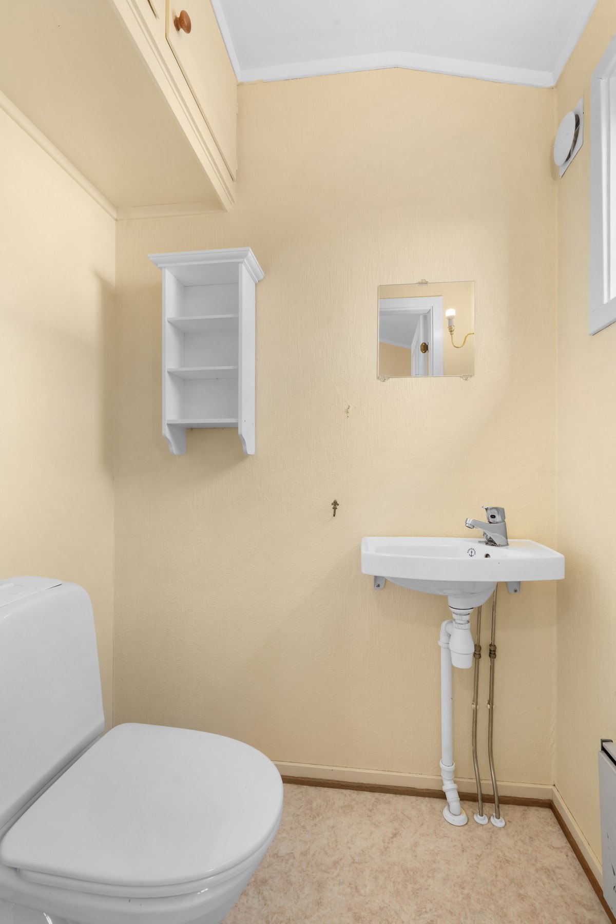 Toalettrom med vask Galleribilde