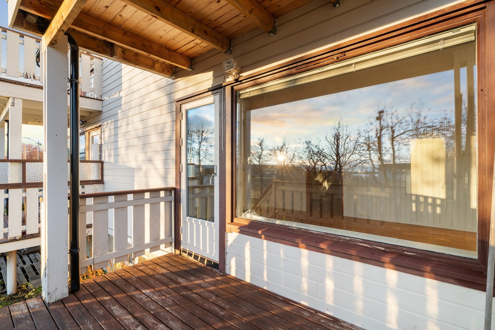 Overbygd terrasse som sørger for ly mot vær og vind Galleribilde