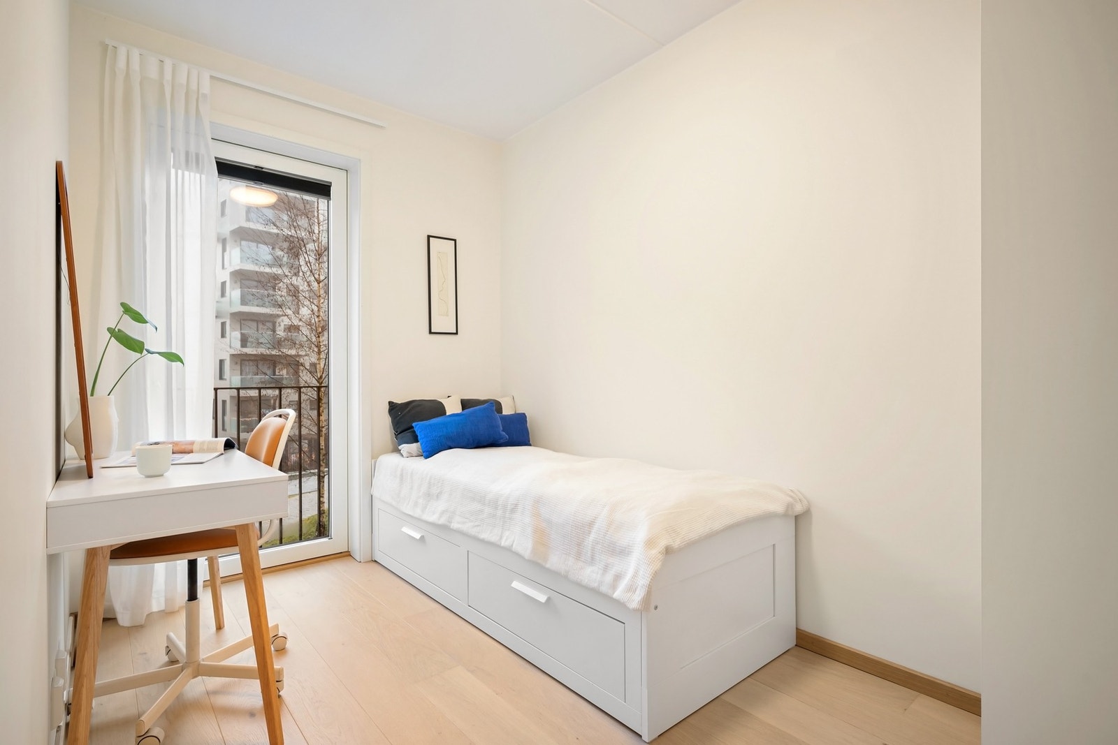 De to andre soverommene har plass til seng, kontorpult og garderobeskap. Galleribilde