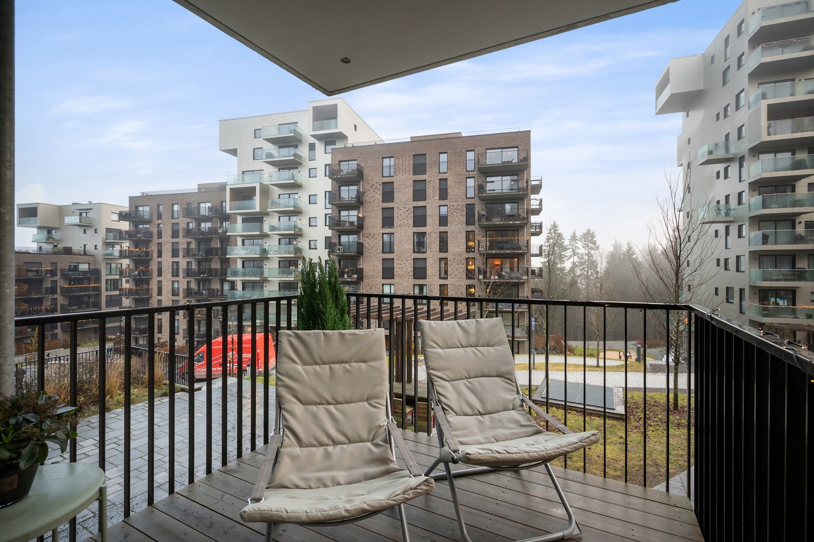 Fra hovedsoverommet har man direkte utgang til en romslig balkong på ca. 5 kvm med flott soloppgang og sol til ca. 14-15. Galleribilde