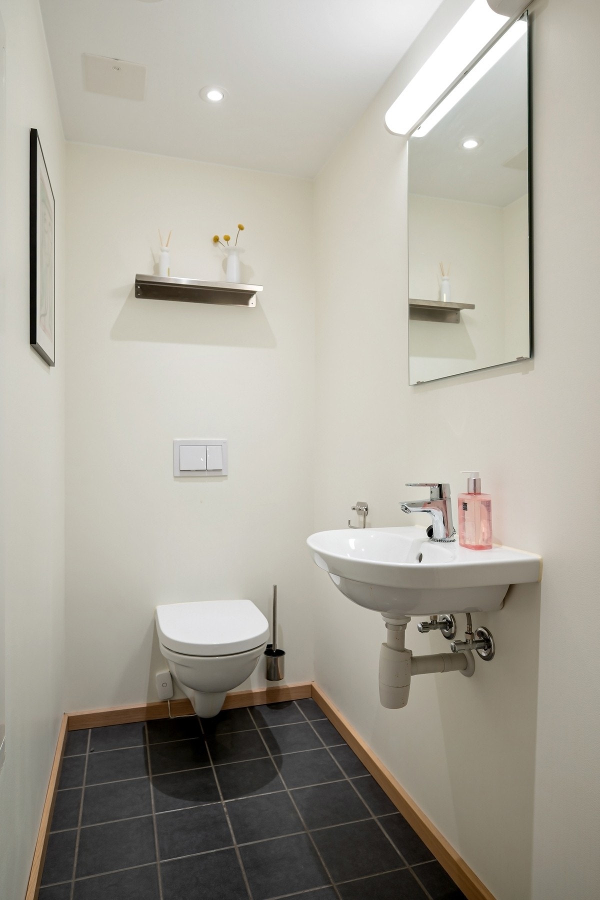 Leiligheten har også et praktisk gjestetoalett innredet med vegghengt toalett og servant. Galleribilde