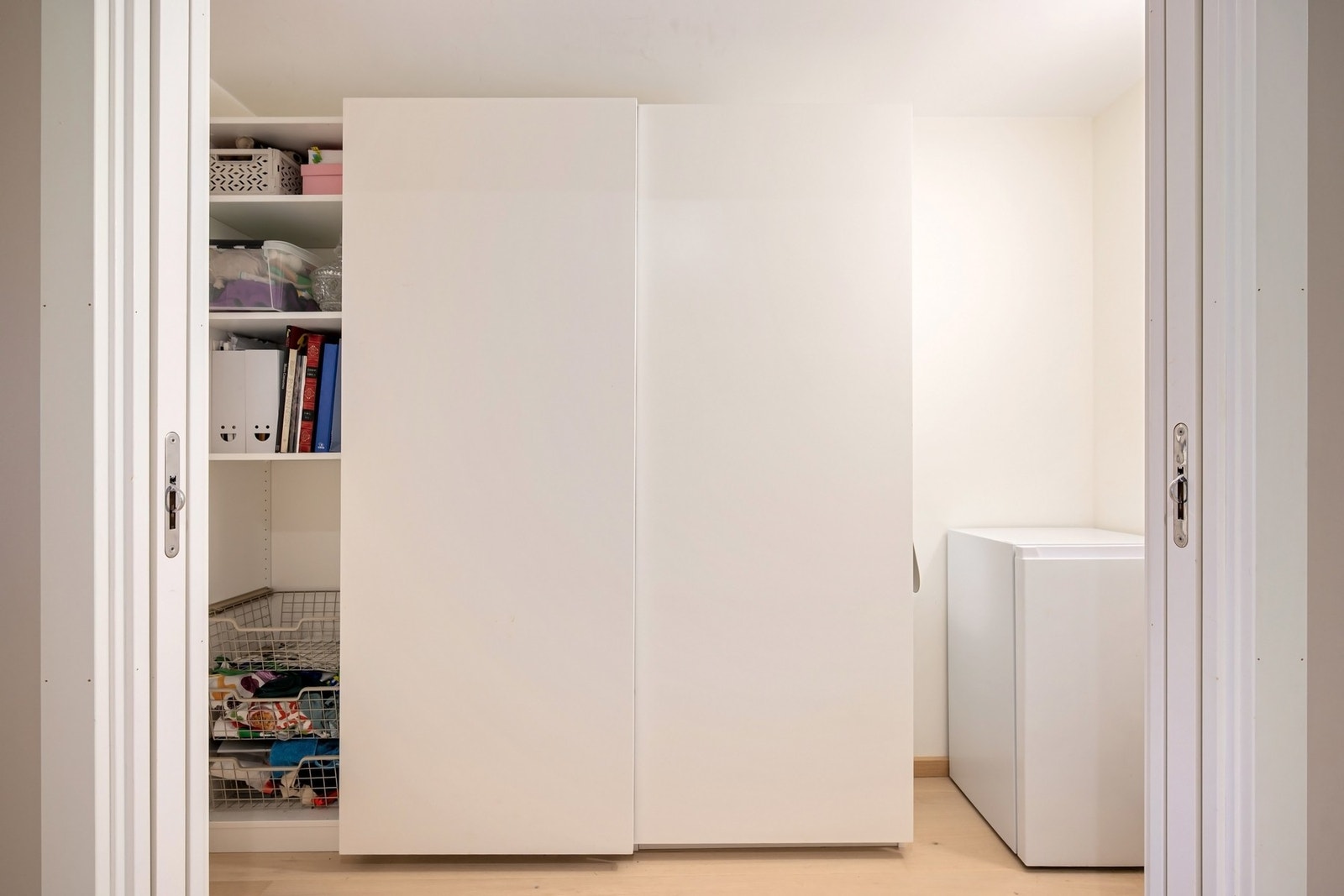 Fra entréen er det adkomst til en praktisk bod, ideelt for ekstra lagring. Galleribilde