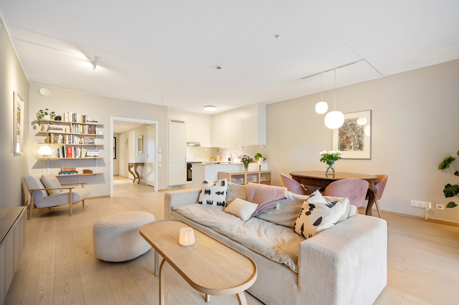 I stuen er det god plass til både sofagruppe, spisebord og øvrig møblement, med fleksible møbleringsmuligheter. Galleribilde