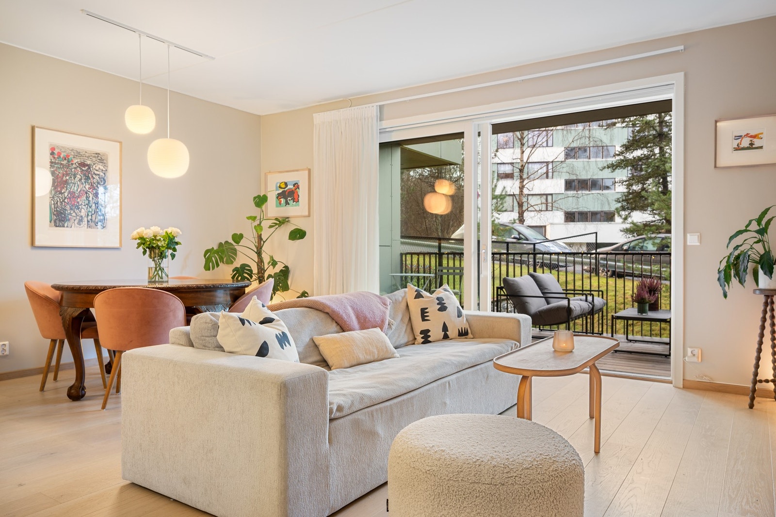 Fra stuen er det direkte utgang til en vestvendt balkong på ca. 10 kvm som fungerer som en fin forlengelse av oppholdsrommet i sommerhalvåret. Galleribilde