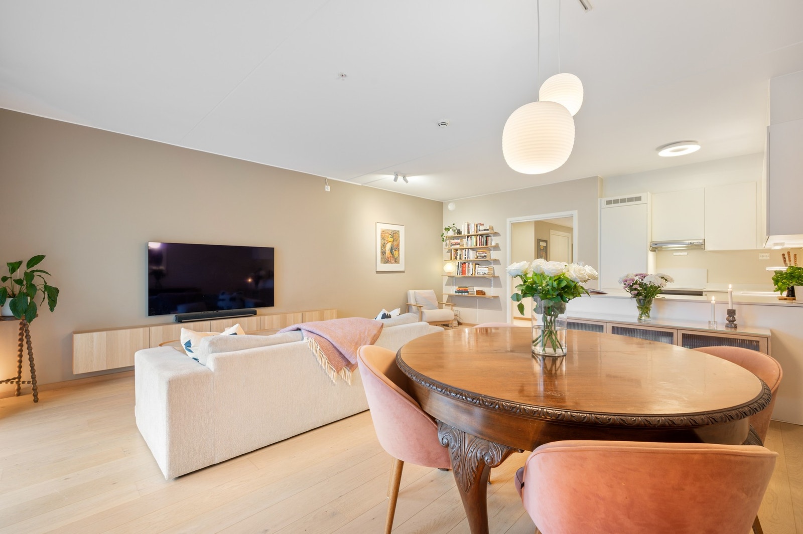 På gulvet er det lys 1-stavs parkett, og veggene er malt i lyse fargetoner. Galleribilde