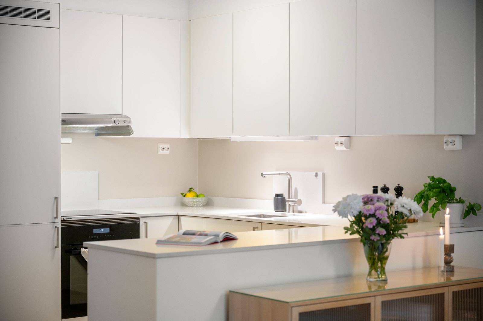 I åpen og sosial løsning mot stuen ligger et tidløst Sigdal kjøkken fra byggeåret, kjøkkenhalvøyen skaper en naturlig soneinndeling. Galleribilde