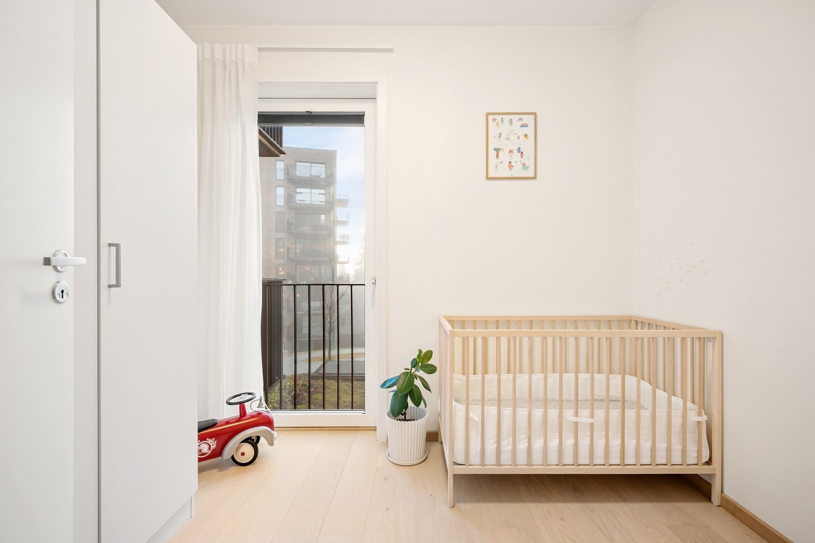 Rommene egner seg godt som barnerom, gjesterom eller kontor. Begge soverommene har hver sin franske balkong. Galleribilde