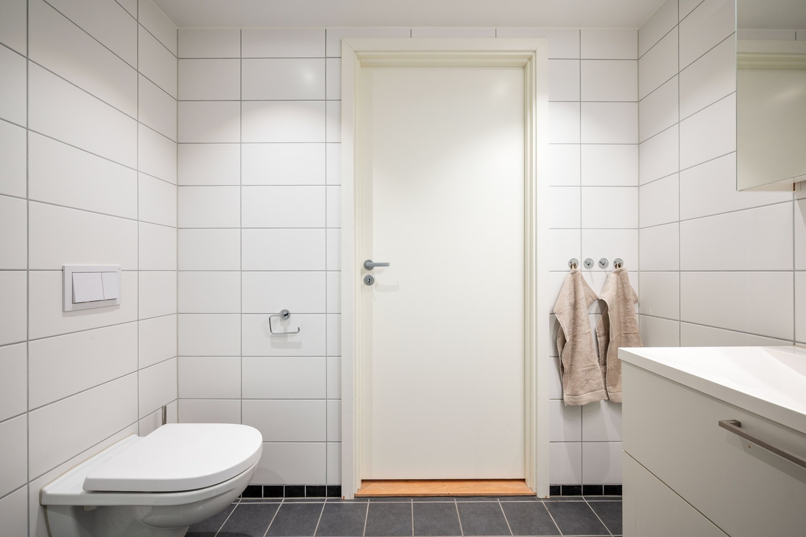 Rommet er utstyrt med innredning med servant, veggmontert toalett og dusjhjørne med glassvegger, samt opplegg for vaskemaskin. Galleribilde