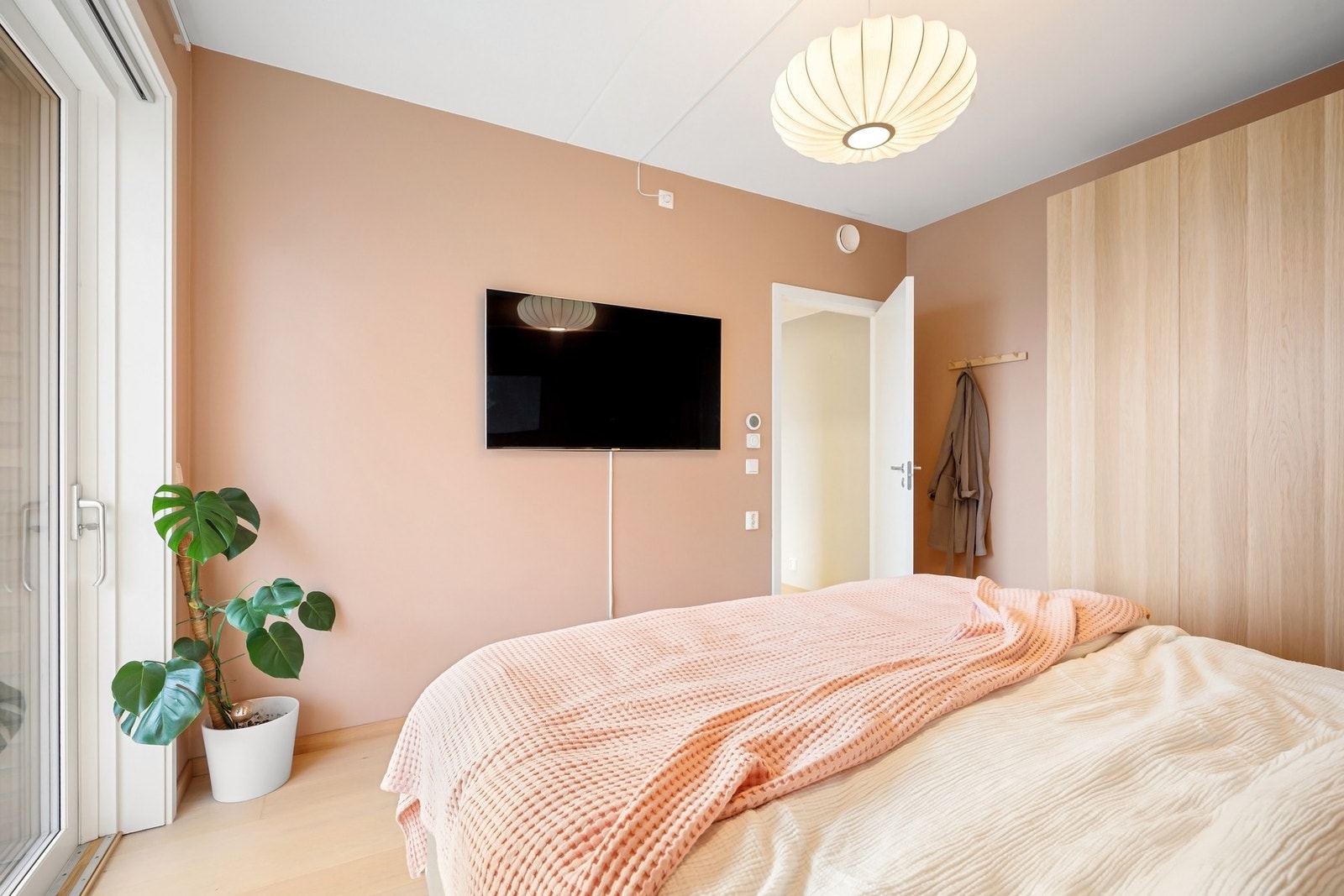 Det er montert garderobeskap. Galleribilde