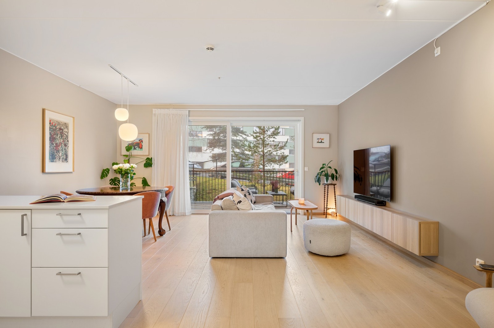 Stuen fremstår lys og romslig med store vindusflater som slipper inn godt med dagslys og gir utsyn mot nærområdet. Galleribilde