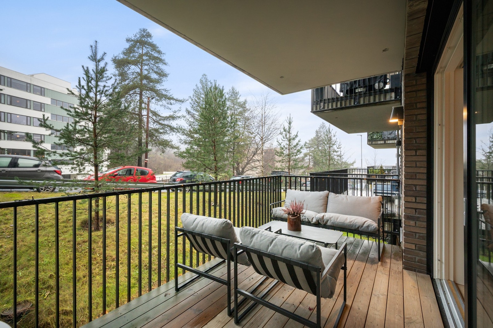 Gode solforhold med ettermiddagssol fra ca. kl. 14-20. Balkongen har god plass til sittegruppe, grill og beplantning. Galleribilde