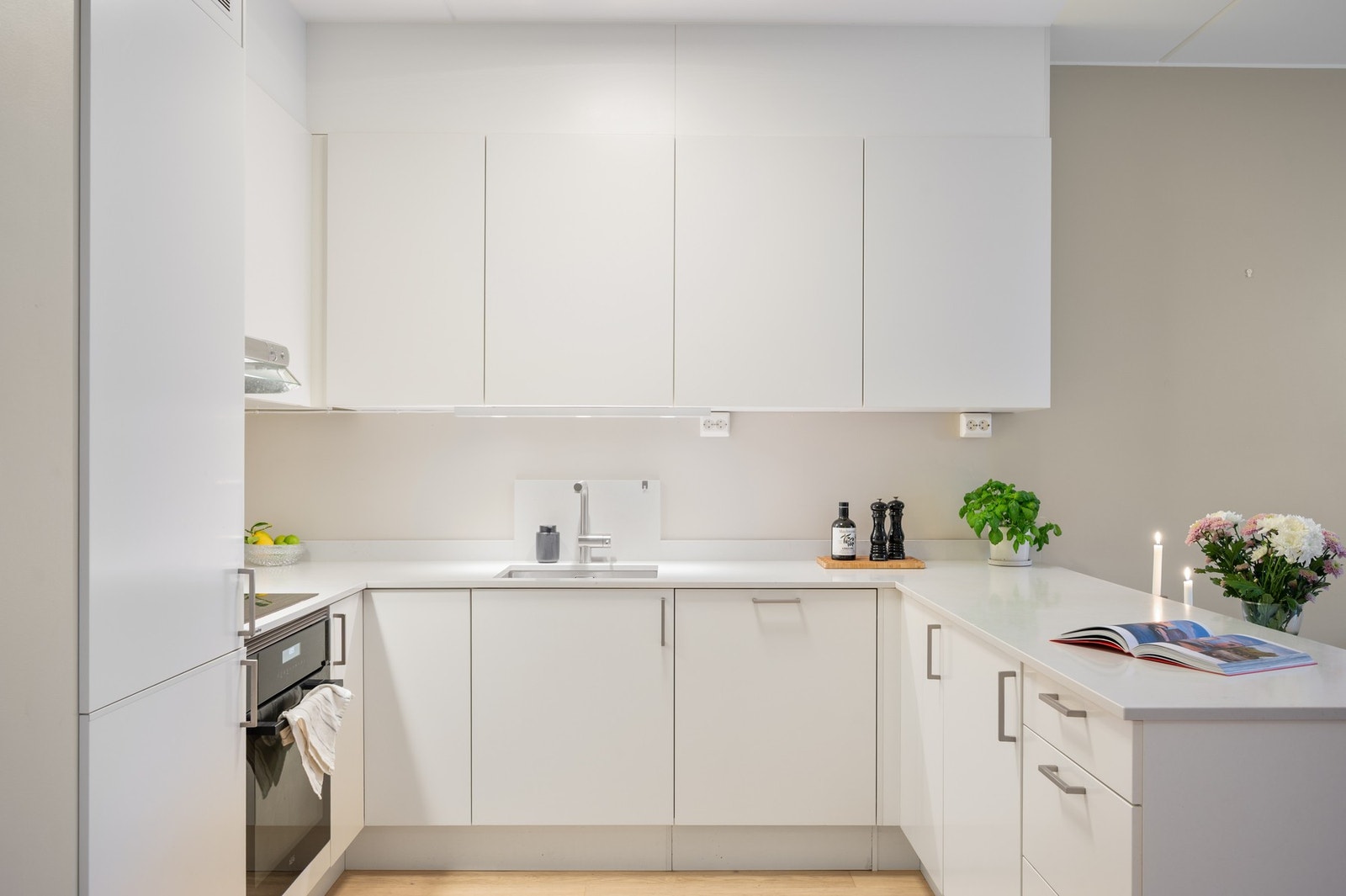 Innredningen har glatte fronter og ny komposittstein benketopp (og underlimt vask) installert av Granitop i 2024. Galleribilde