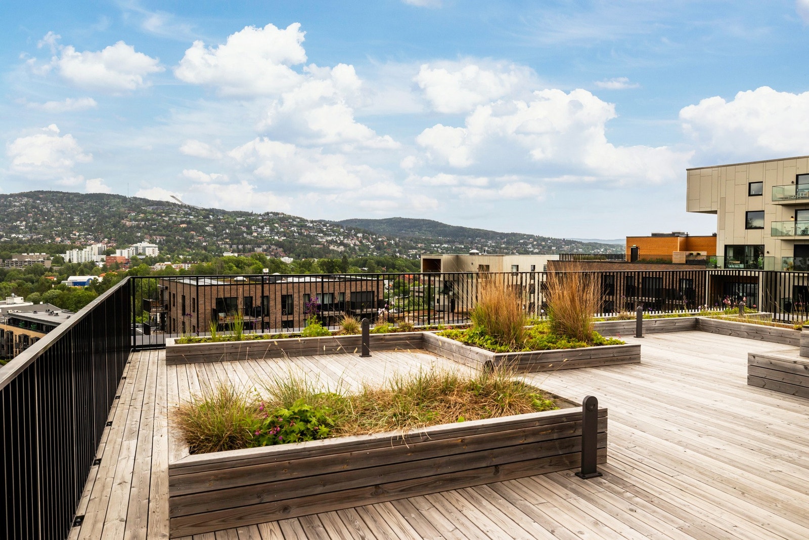 Sameiet har en herlig felles takterrasse med vidstrakt utsikt og gode solforhold Galleribilde