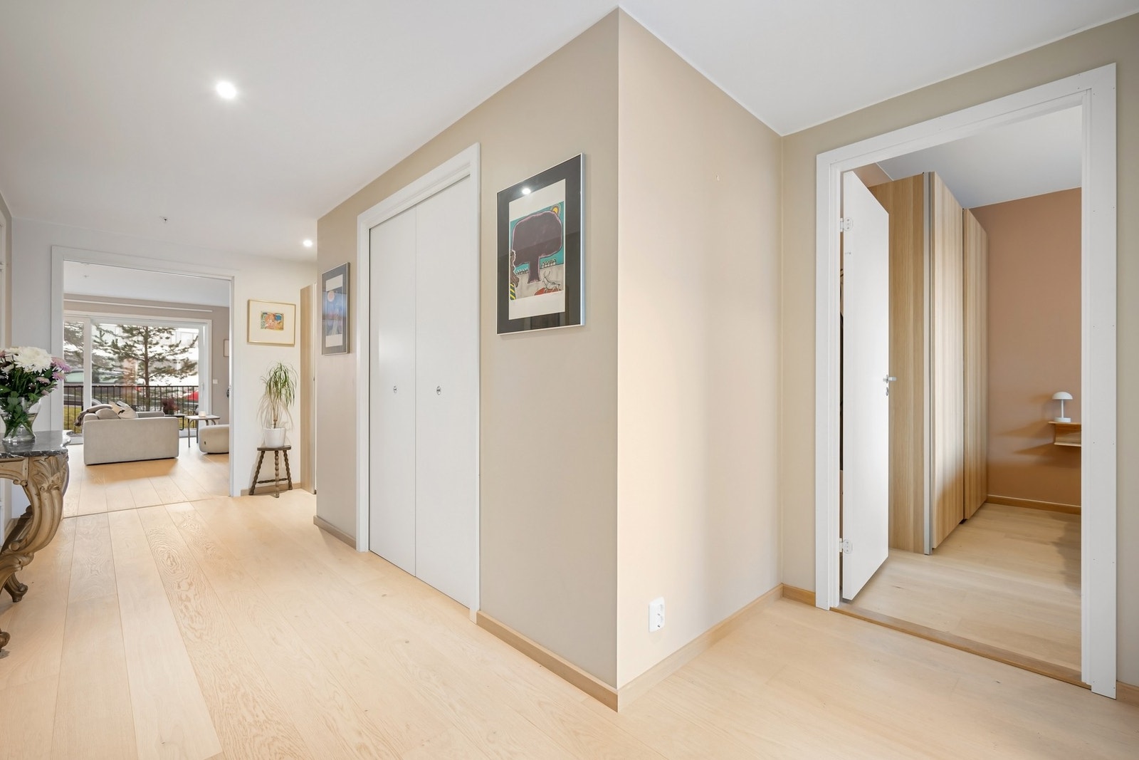 Leiligheten har en romslig entré med god plass til oppbevaring. Galleribilde